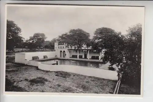 SIMBABWE / RHODESIEN, Victoria Falls Hotel, The Swimming Pool in the grounds