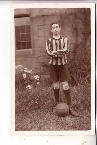 FUSSBALL - Young football player, photo-pc, England ??