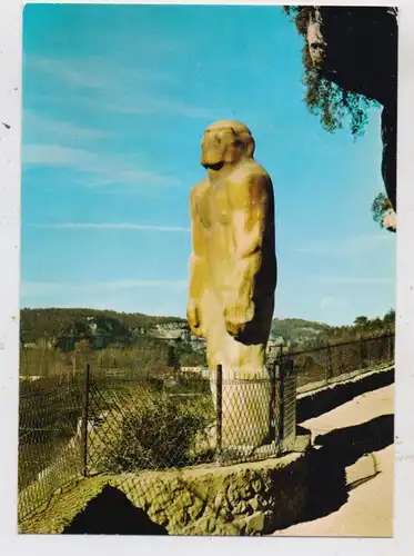 VÖLKERKUNDE / Ethnic - Homo Prehistorique Neanderthalensis, Denkmal in der Dordogne