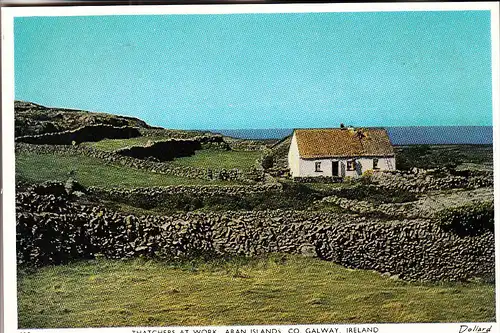 EIRE / IRLAND - GALWAY, Aran Islands, Thatchers at work