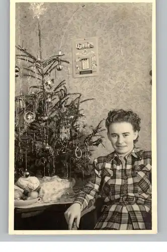 WEIHNACHTEN / CHRISTMAS, Sparsamer Weihnachtsbaum , dekoriert, QUELLE - Kalender, Photo-AK frühe 50er Jahre