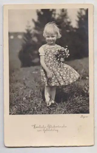 KINDER - Mädchen mit Blumenstrauss