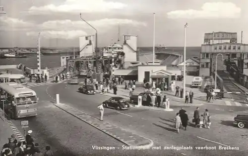 ZEELAND - VLISSINGEN, Stationplein, Veerboot Breskens, Bus, VW-Käfer, Oldtimer