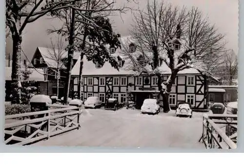 5948 SCHMALLENBERG - OBERKIRCHEN, Gasthof Schütte im Schnee, VW-Käfer