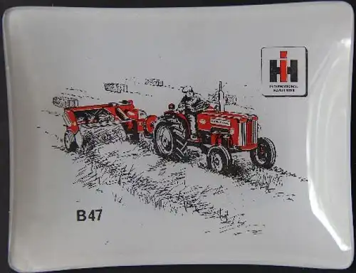 International Harvester Aschenbecher 1960 Glas mit Traktormotiv (2226)