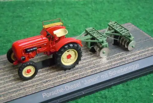 Schuco Porsche Diesel Junior Traktor mit Scheibenegge 1953 Metallmodell in Originalbox (5902)