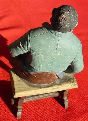 Sehr alte Terrakotta-Figur um 1900. Sitzender Mann auf Schemel, in Arbeitskleidung, mit schwarzer Kopfbedeckung. Marke auf Unterseite des Schemels : BB 4554