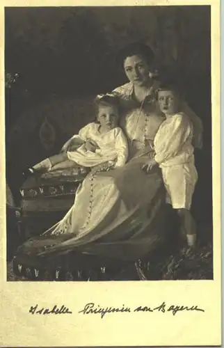 (1005971) Ansichtskarte. "Isabelle Prinzessin von Bayern" Foto-Abb. (auf Sofa mit 2 Kindern) um 1915