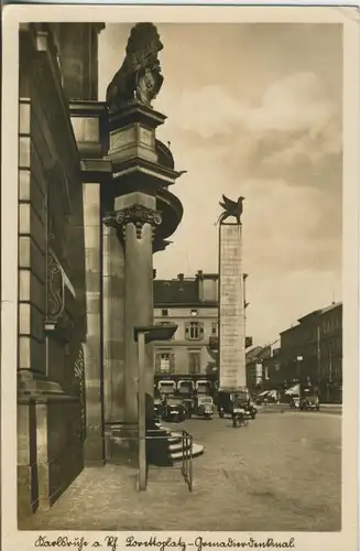 Karlsruhe v. 1941 Lorettoplatz mit Denkmal und alte PKW`s (AK1150)