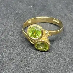 Goldring mit 2 Peridot Steinen - 9 Karat - 375 Echtgold - Ring