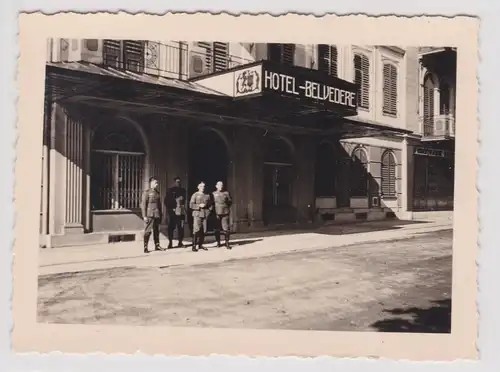900980 Foto Soldaten stehen vor Hotel Belvedere neben Friseur um 1940