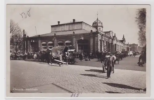 905697 Foto Ak Chemnitz - Markthalle, Straßenansicht mit Fahrzeugen & Fuhrwerken