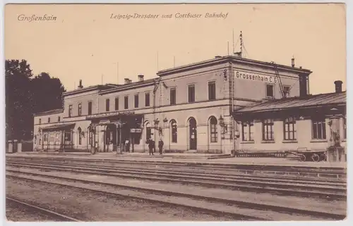 902413 Ak  Großenhain Leipzig Dresdner und Cottbuser Bahnhof um 1920