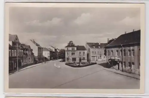 92722 AK Elsterwerda - Karl-Marx-Platz mit Kneipe und Drogerie