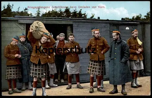 ALTE POSTKARTE KRIEGSGEFANGENE SCHOTTLÄNDER BEIM UMLADEN VON KORN SENNELAGER Feldpost scottish soldiers Zug train Soldat