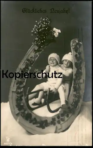 ALTE POSTKARTE GLÜCKLICHES NEUJAHR KINDER AUF SCHLITTEN HUFEISEN enfants children luge sleigh postcard AK Ansichtskarte