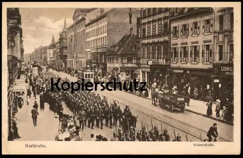 ALTE POSTKARTE KARLSRUHE KAISERSTRASSE MILITÄR PARADE FUHRWERK BRAUEREI MONINGER Sonneborn Schule Tramway Tram cpa