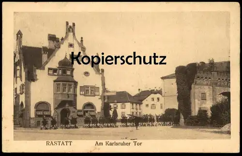 ALTE POSTKARTE RASTATT AM KARLSRUHER TOR PARADE Militär Militärparade Uniform Uniforme Soldaten cpa postcard AK