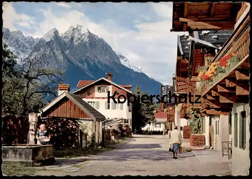 ÄLTERE POSTKARTE GARMISCH-PARTENKIRCHEN FRÜHLINGSSTRASSE GEGEN ZUGSPITZE FRAU AM BRUNNEN WASSER postcard Ansichtskarte