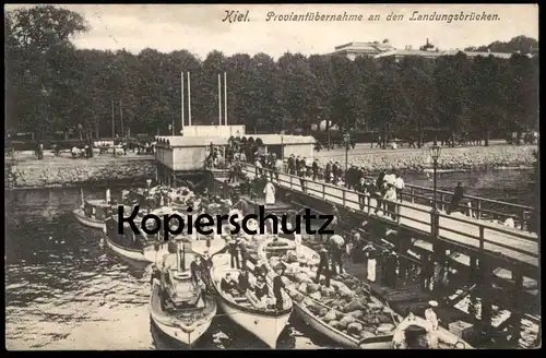 ALTE POSTKARTE KIEL PROVIANTÜBERNAHME AN DEN LANDUNGSBRÜCKEN Schiffe Fracht cargo ship Ansichtskarte postcard cpa AK