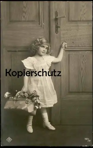 ALTE POSTKARTE MÄDCHEN KIND KLOPFT AN TÜR fillette young girl enfant girl femme child door Kleid Ansichtskarte postcard