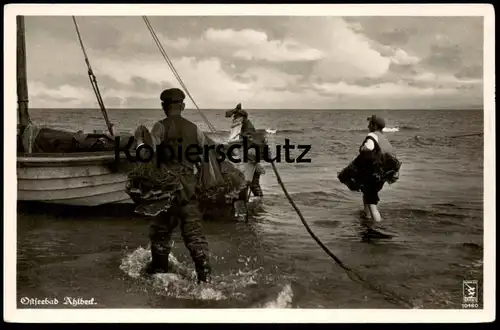 ALTE POSTKARTE SEEBAD AHLBECK FISCHER AM STRAND FISCHERBOOT NETZ FISCHERNETZ fishing Usedom Ansichtskarte cpa postcard