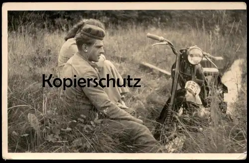 ALTES FOTO PAAR MIT MOTORRAD KENNZEICHEN KR-65-71 Krefeld ? Krakau ? Marke ? Moto Velo Motorbike photo Pause Mann Frau