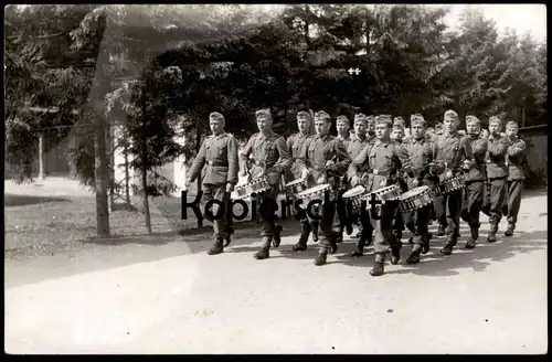 ALTE POSTKARTE MARSCHIERENDE SOLDATEN Soldat Trommel Trommler Querflöte transverse flute drums soldiers soldier postcard