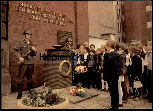 ÄLTERE POSTKARTE BERLIN GEDENKSTÄTTE FÜR DEN VON WESTBERLINER BANDITEN ERMORDETEN REINHOLD HUHN Ansichtskarte postcard