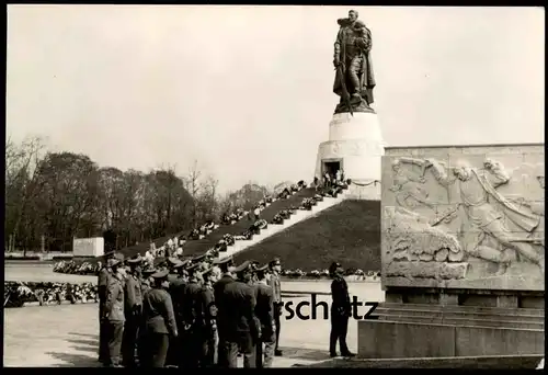 ALTE KARTE POSTKARTE TREPTOW BERLIN SOWJETISCHES EHRENMAL EHRFÜRCHTIGE SOLDATEN NVA Uniform cpa postcard Ansichtskarte