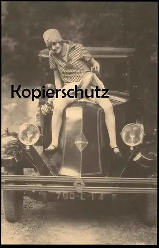 ALTE REPRO POSTKARTE FRAU AUF KÜHLER EINES AUTOS semi-nude woman car Auto halbnackt Unterwäsche femme nue cpa postcard