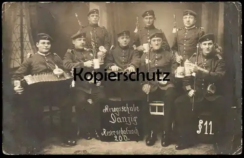 ALTE POSTKARTE KRIEGSSCHULE DANZIG AKKORDEON BIERKRUG SEIDEL beer mug Bier Soldat Uniform accordion accordéon Gdansk