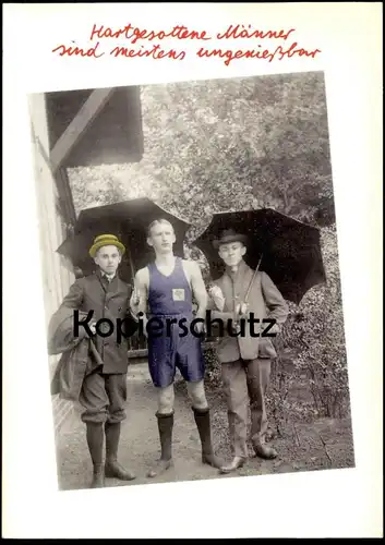 ÄLTERE POSTKARTE HARTGESOTTENE MÄNNER SIND MEISTENS UNGENIESSBAR HUMOR HUT SPORT REGENSCHIRM Schirm umbrella parapluie