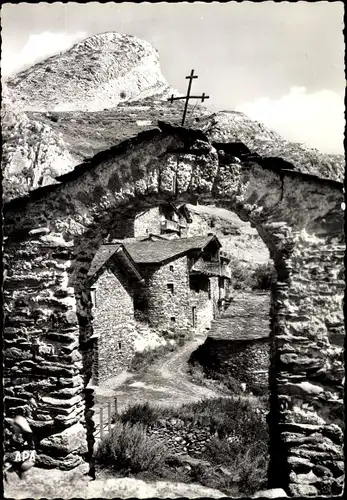 Ak Canillo Andorra, Teilansicht des Ortes, Blick durch einen Torbogen