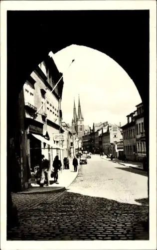 Ak Saalfeld an der Saale Thüringen, Blick durch das Tor auf die Straße