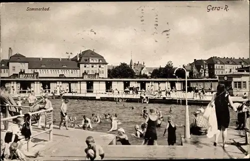 Ak Gera in Thüringen, Badegäste im Sommerbad, Schwimmbecken, Umkleidekabinen