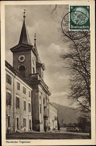 Ak Tegernsee im Kreis Miesbach Oberbayern, Blick auf die Pfarrkirche, Straßenpartie