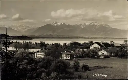 Foto Ak Chieming in Oberbayern, Teilansicht vom Ort mit Gebirge