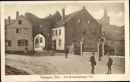 Ak Nideggen Eifel, Am Brandenberger Tor, Wohnhäuser, Kirchturm, Anwohner