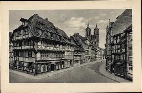 Ak Göttingen in Niedersachsen, Straßenpartie, Blick auf die Kirche