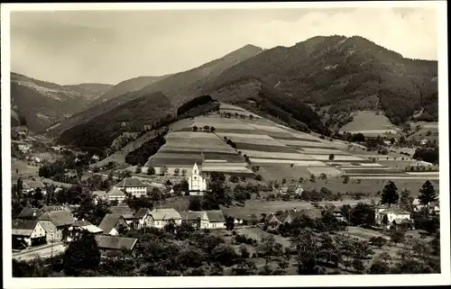 Ak Altsimonswald im Schwarzwald, Teilansicht vom Ort mit Kirche, Felder, Berglandschaft