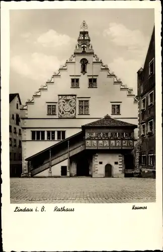 Ak Lindau am Bodensee Schwaben, Rathaus, Außenansicht, Vorderseite, Treppenaufgang, verzierte Uhr