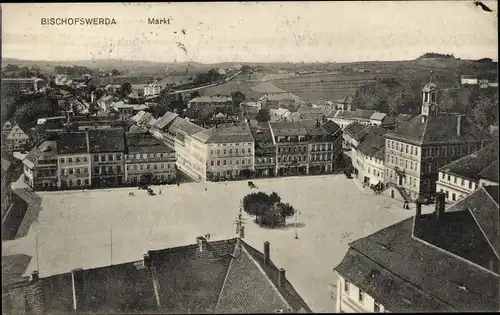 Ak Bischofswerda in Sachsen, Markt aus der Vogelschau, Rathaus, Hotel Goldene Sonne