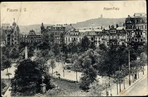 Ak Plauen im Vogtland, Albertplatz, Vogelschau, Obelisk, Statue, Häuserreihe