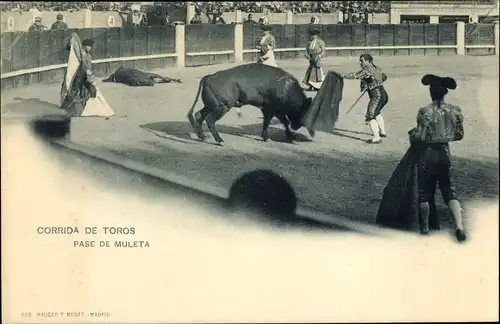 Ak Corrida de Toros, Pase de Muleta, Stierkampf, Torero