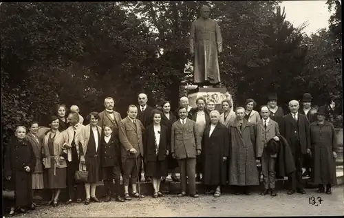 Foto Ak Bad Wörishofen im Unterallgäu, Kneipp Denkmal, Gruppenbild