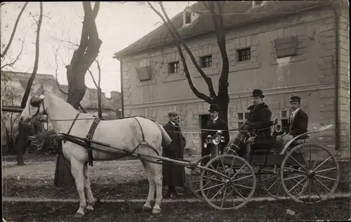 Foto Ak Kutsche, Weißes Pferd, Herren, Hüte