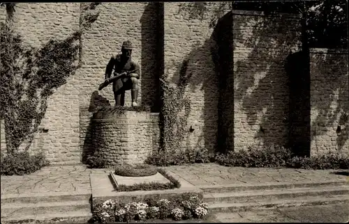 Foto Ak Goslar am Harz, Jägerdenkmal