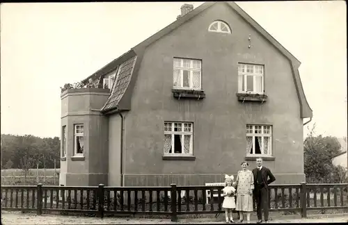 Foto Ak Grabow Mecklenburg Vorpommern, Familie vor ihrem Wohnhaus