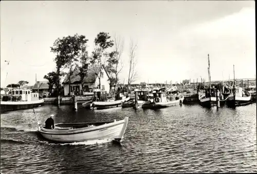 Ak Neuendorf Insel Hiddensee, am Hafen